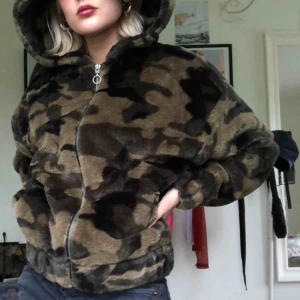  - Huvtröja/jacka från Junkyard i nyskick. Går att använda som både tjocktröja och jacka då den är väldigt varm.  Hämtas i skanstull / mottagaren betalar frakt.