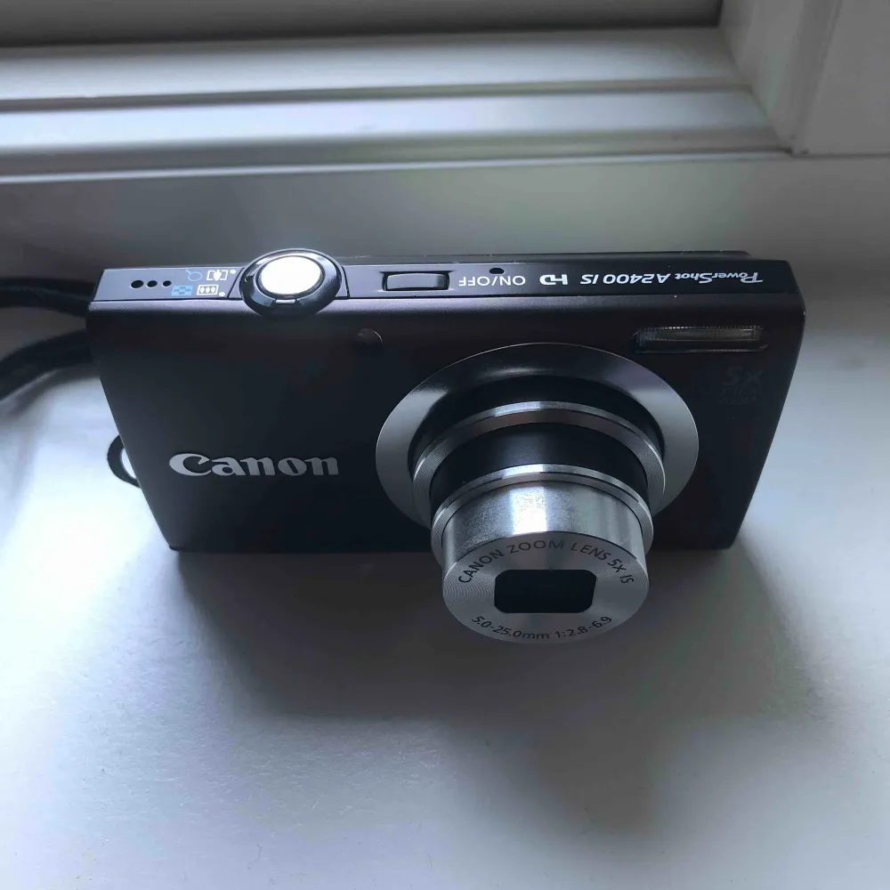 En liten kompakt Canon kamera. 16 megapixel. Funkar perfekt och inga repor på skärmen. Ett 4 GB minneskort medföljer. Frakt 40kr+. Övrigt.