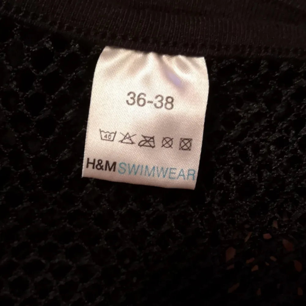 Supercool nätklänning köpt secondhand i storlek 36/38, räcker till strax över knäna. Den nedre sömmen är 