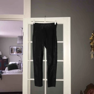  - Konstläderbyxa/tights från ZARA. Säljer pga att dom är för korta i benen för mig. Sparsamt använda 