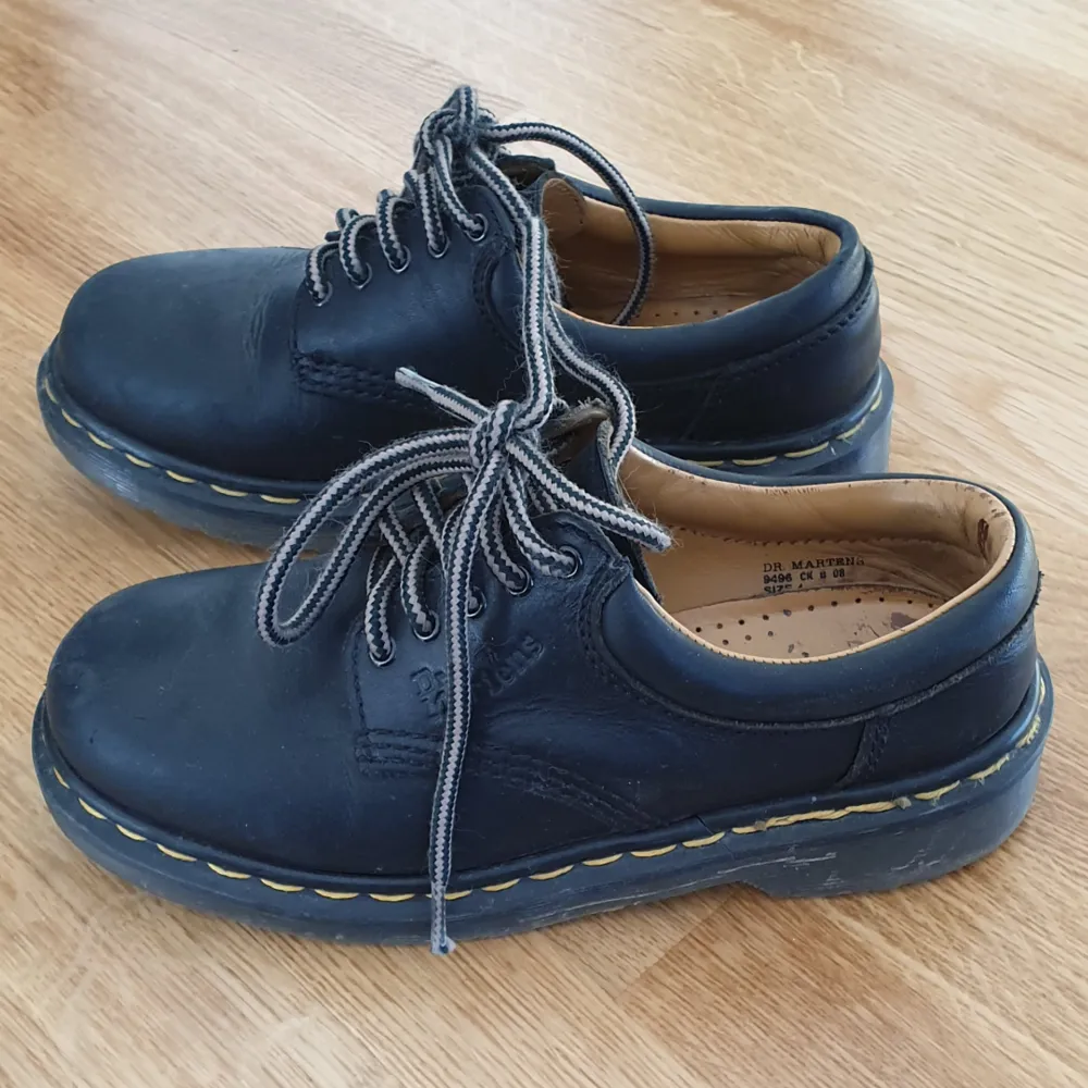 Vintage early 2000s Dr. Martens. Used but in great condition!. Skor.
