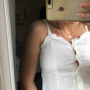  - jättesött linne, aldrig använt. Köpte i för liten storlek🥳 Ingen storlek står på plagget men jag skulle säga att det är XS/S. Den är lite för liten för mig och jag har S-M med varierande plagg!😁