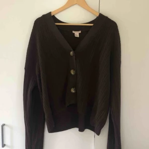  - Jättefin chokladbrun tröja/kofta från HM. Storlek M, fint skick. Supersnygg att ha lite off shoulder. Köpare står för frakten