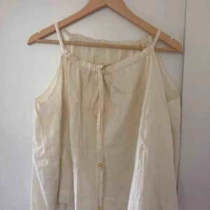  - Helt oanvänd Filippa K blus i storlek M. Superfin i 100% bomull. Man knyter den i ryggen, och kan justera passform. Fråga om ni har frågor. Köpare står för frakten. 