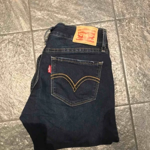  - Mörkblå, lågmidjade bootcutjeans från Levis. Köpta i USA och väldigt sparsamt använda. ”524 bootcut”. De är ganska stretchiga. Möts upp i slussen eller så tillkommer frakt. 