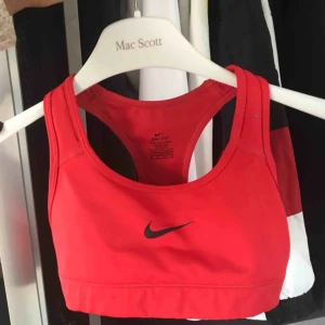  - Nike top som inte är använd