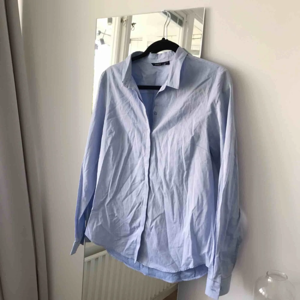 Snygg skjorta från Lindex i storlek 42. Riktigt skönt material, brukar ha den öppen över en klänning som en lite oversize boyfriend style skjorta då jag vanligtvis är en 36a. Frakt ingår!. Skjortor.