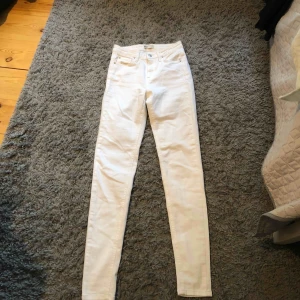 - - Jättefina vita jeans från ginatricot. Väldigt bra skick då jag aldrig har använt dem. Nypris 400/500kr säljer för 80kr men pris kan diskuteras. Frakt tillkommer men kan även mötas upp i Stockholm