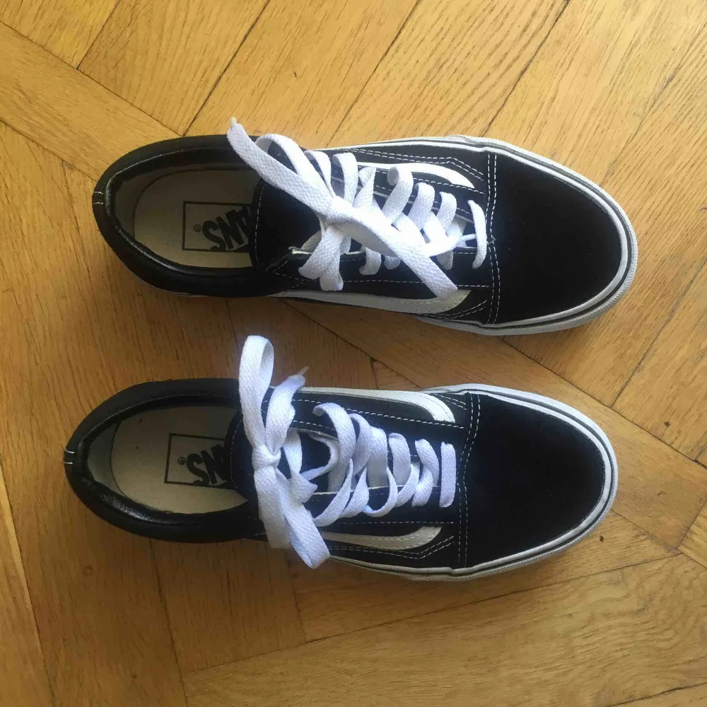 Vans old skool med platå. Använda 2ggr och super fräscha - som nya! . Skor.