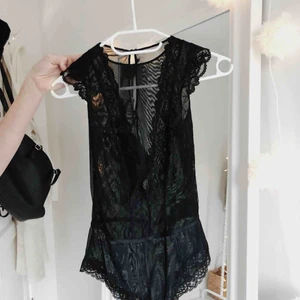  - SÅ fin sommarbody i spets & mesh! Helt OANVÄND! Säljs pga inte min stil :))