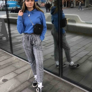  - Rutiga AS SKÖNA byxor från gekås, de är i mjukismaterial och det är mycket använda men fortfarande i toppskick o de är mjuka o sköna💞💞 eftersom de knyts med ett band i midjan så kan de justeras mellan small och medium!