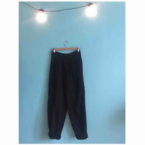  - Väldigt höga vintage svarta kostymbyxor i XS/S från köpta på Beyond Retro. I fint skick! 