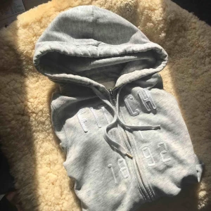  - Så himla snygg! Huvtröja från Abercrombie & Fitch Jag är en S och den passar mig!