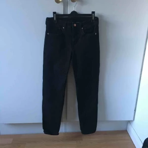  - Svarta Girlfriend jeans med kopparfärgade detaljer från HM. Passar XS. Skickar gärna men köparen står för frakt.
