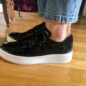  - Svarta blanka sneakers ifrån WESC. De är väldigt sköna och normala i storleken. Endast använda ett fåtal gånger så de är i mycket fint skick. Perfekta vår och sommar skor!  Nypris:1499kr  Finns att hämta i Hammarbyhöjden eller skickas mot betalning.