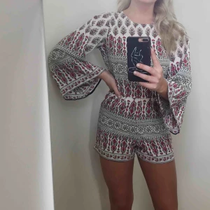  - superfin och jättebekväm playsuit (byxdress), passar alla typer och är as skön att bara ha på sommarn, den e sval och luftig med en lång arm! Frakt tillkommer🥰 den har en djup rygg med vita snören med ”bjällror” dem låter knappt högt!