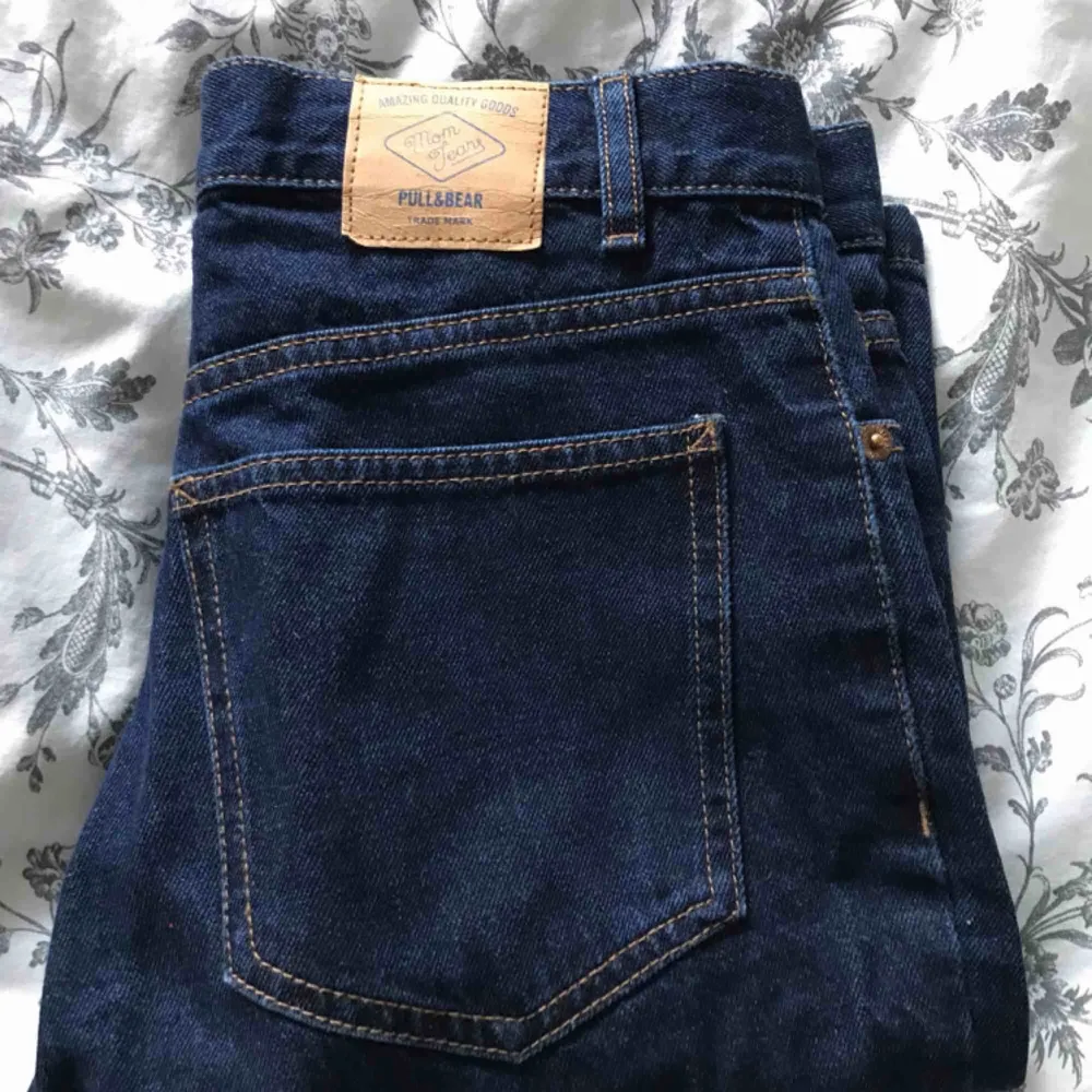 Jääättesnygga mörk blåa mom jeans från PULL&BEAR! Aldrig använda då det var fel storlek men för sent att lämna tillbaka! 180kr, möts i Sthlm och postar! Fraktkostnad: 54kr. Jeans & Byxor.