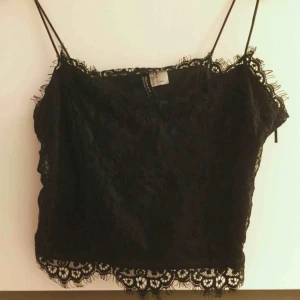  - Kort linne/bralette i strl 36 från H&M. Dragkedja i sidan. Supersnygg under meshtoppen jag också säljer 🤩  📬 Frakt 42 kr