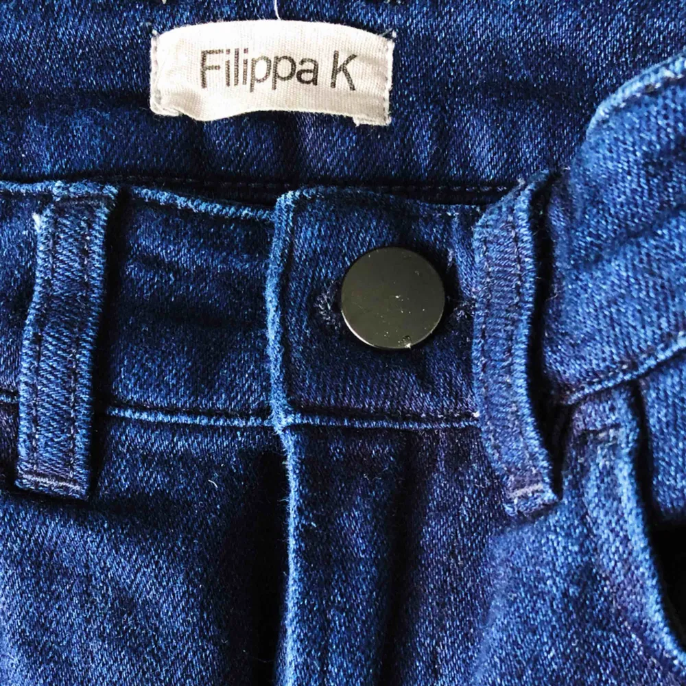 Mörkblåa utsvängda jeans från Filippa K, knappt använda, sitter som en smäck! Storlek XXS, rätt stretchiga, jag har vanligtvis storlek ca 25 i jeans. Nypris 1600 Köpta på Filippa K @NK Modell:  Lily Blue, färg: Blue Black. Jeans & Byxor.