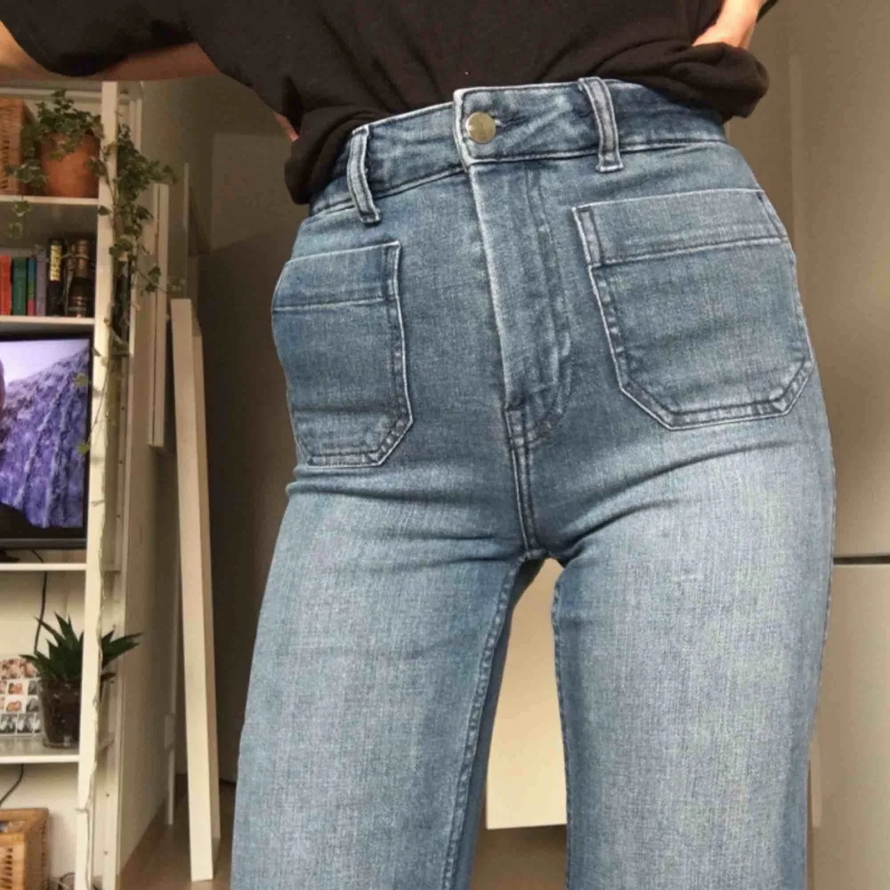 Utsvängda jeans från H&M, avklippta längst ned. Jeans & Byxor.