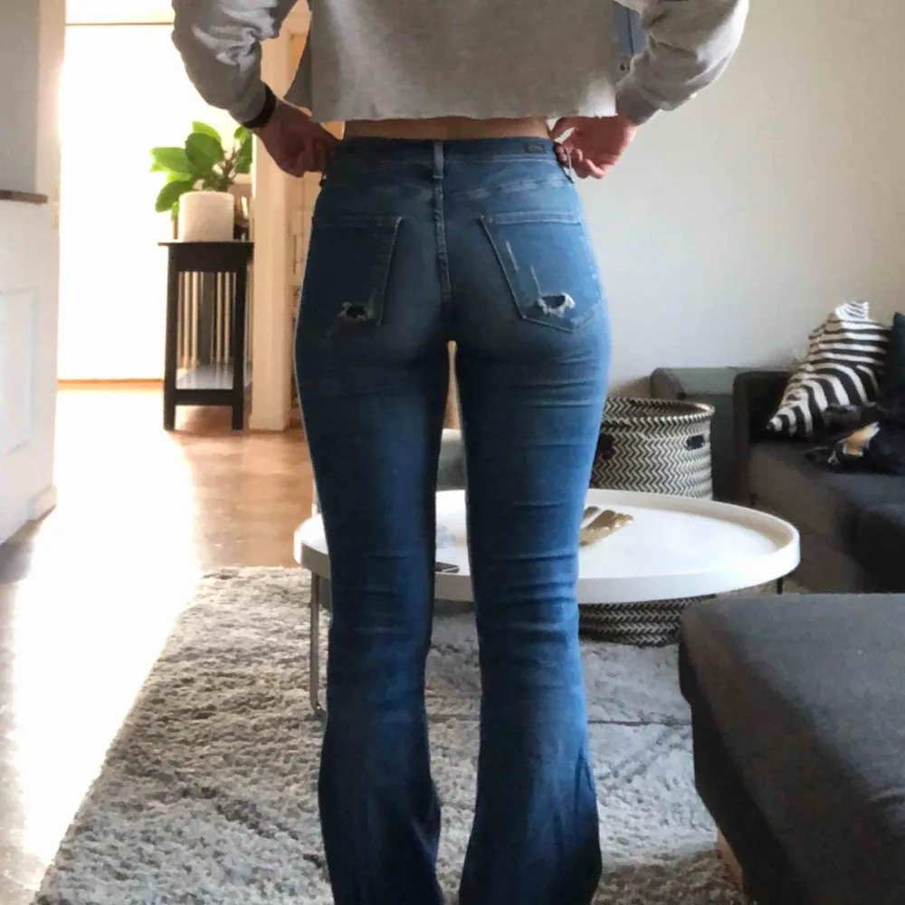 Skitsnygga flare/bootcut jeans från H&M i strech! Sitter sjukt skönt och man får skitsnygg rumpa i dem! Säljer pga kommer ej till användning, använda men fortfarande i gott skick!🌸 frakt 69kr. Jeans & Byxor.