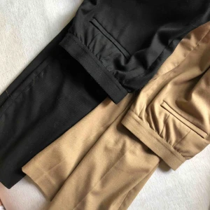  - Kostymbyxor, svarta och beiga! Köpa i Paris, väldigt bekväma, använda fåtal gånger! 100kr styck eller 150kr båda • frakt tillkommer 🌼