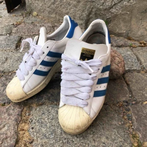  - Vintage adidas superstar - Från sent 80-tal / tidigt 90. Trevligt använt skick. Kan hämtas i Uppsala eller skickas mot fraktkostnad 