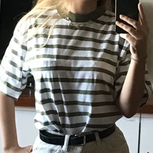  - Cool tshirt köpt på Beyond Retro. Liten ficka på vänstra bröstet. Den är använd men i jättefint skick. 