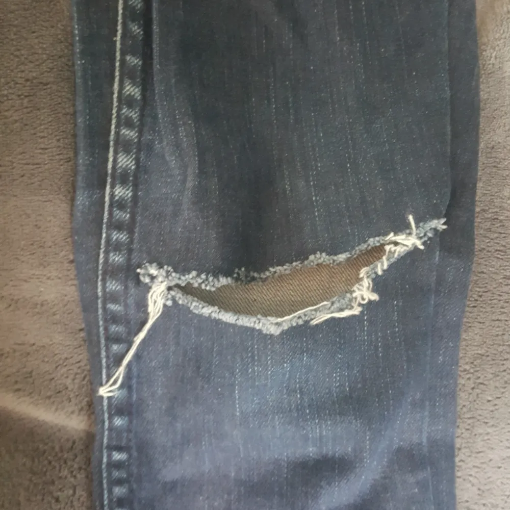 Jeans från JCs egna märke med slitningar på knäna. Mörkblå stl XS Vid köp av flera kläder så kan man få billigare paketpris Köparen står för frakten. Jeans & Byxor.