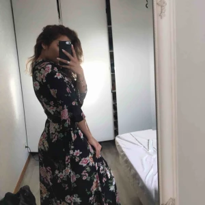  - Jätte fin klänning som jag använde på en student, men kommer inte till användning mer. Det står att det är en S/M men passar även mig som brukar ha XS.