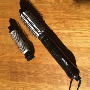  - Rundad fönhårborste från Babyliss med två avtagbara borsthuvuden. Endast testad några gånger, köpt i februari 2019. Har tyvärr inte lådan kvar :( Möts upp i Stockholm!