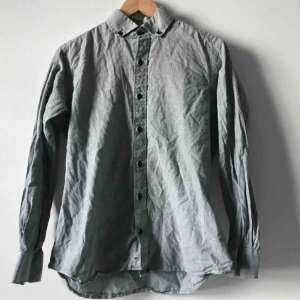  - Svartvit-randig skjorta, skräddarsydd i Thailand, därför inget märke