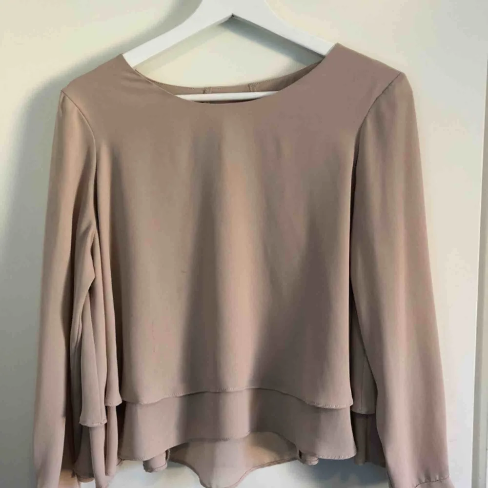 Beige blus från Zara. Detaljer på ryggen med lite mer transparens. Enstaka noppor.. Blusar.