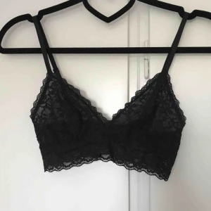  - Svart spets bh/bralette. Knappt använd då den alltid varit för liten för mig. 