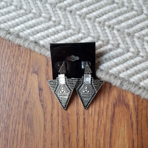  - Örhängen, oanvända. Frakt betalas av köparen 