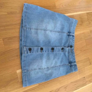  - Vans jeans-kjol, priset går att diskutera