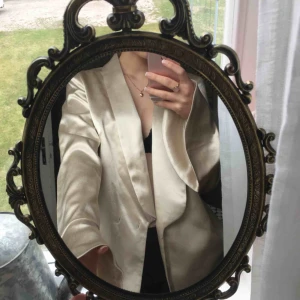  - Helt ny, oanvänd Blazer från Finders! Nypris 1600kr och helt slutsåld. Jättebra kvalité och så snyggg. Säljes pga ändrad outfit till balen. Pris diskuterbart