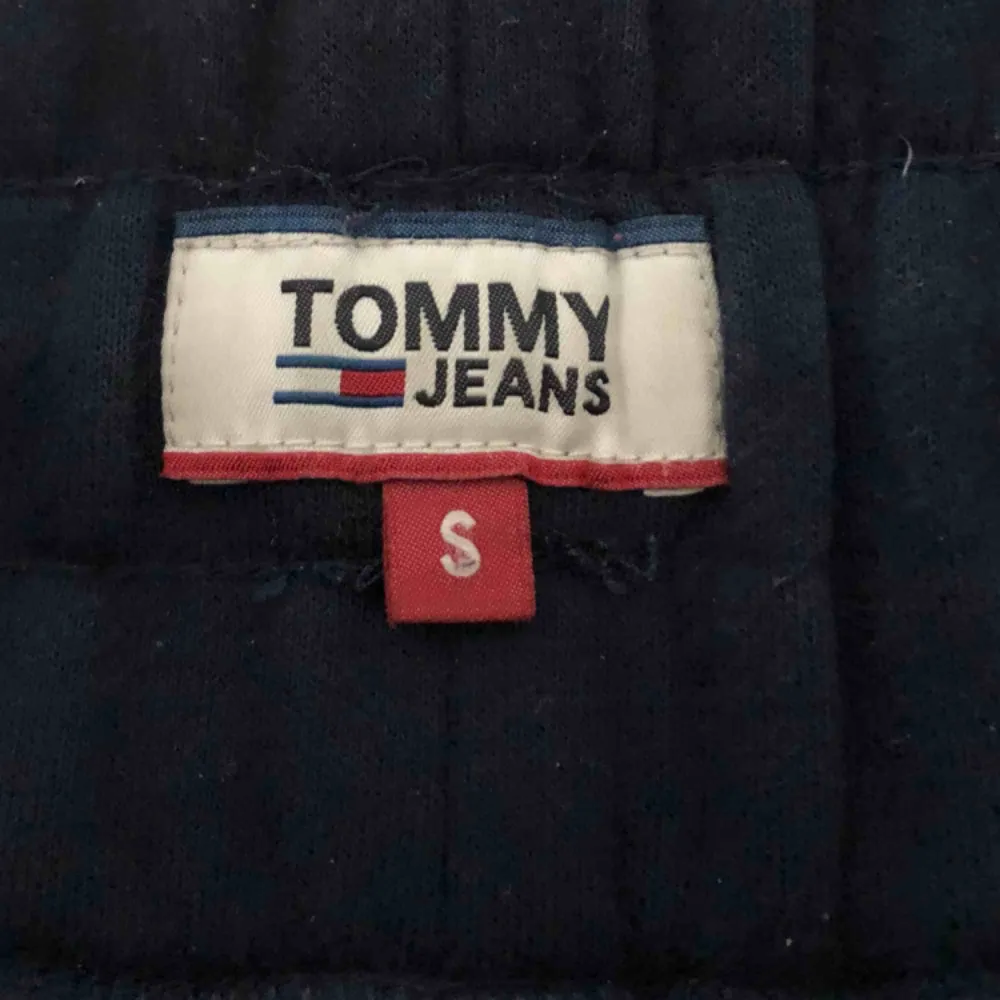 Tommy mjukisbyxor som är raka i benen. Köpt för 1200. Knappt använda  . Jeans & Byxor.