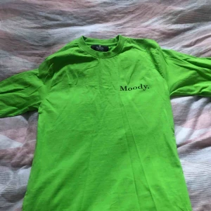  - En oversized neon grön tröja från Pretty Little Thing, den är helt oanvänd. 