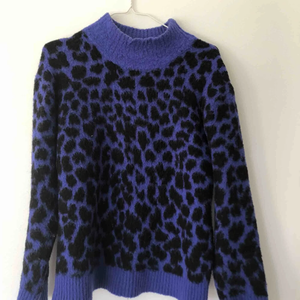 En blå leopardmönstrad stickad tröja ifrån nakd, väldigt fin och skön! Frakt tillkommer:). Hoodies.