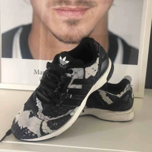  - Adidas originals, Reptile. Storlek 38,5. Mycket fint skick. 