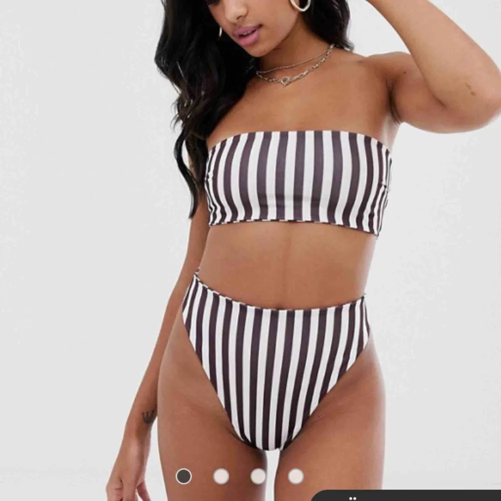 Säljer denna brun/vita bikini från missguided! Oanvänd 🥰 S på överdelen o M på underdelen, men båda passar mig som har M o ca 75-80B. Accessoarer.