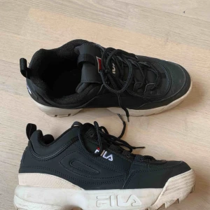  - Strlk 40 men de är små i storleken, så passar 30! Nypris 1200kr