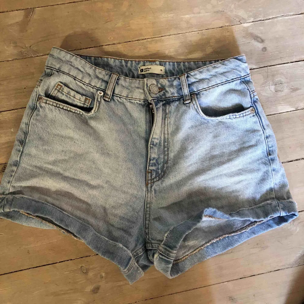 Ginatricot Perfect Jeans shorts i storlek 36. Mom jeans inspirerade. Använt dem svarta max 2 gånger o dem blåa max 5. Priset kan diskuteras om man vill köpa båda!🥰. Shorts.
