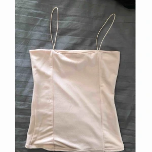  - Rosa festtopp med spaghettiband från Nelly. Använd 2 gånger. Säljer pga för liten. 