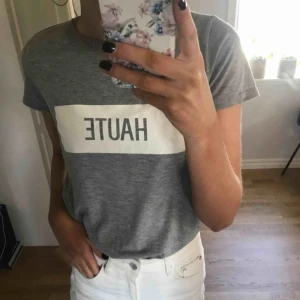 - grå tshirt ifrån gina! endast swish & frakt tillkommer!