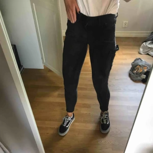  - svarta ”militärbyxor” ifrån gina.  ganska låga i midjan.  endast swish & fraktkostnad tillkommer!