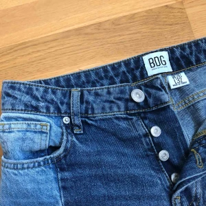  - säljer tyvärr mina ursnygga jeans köpta i NY på urban outfitters, då de knappt kommer till användning. de är i modellen "jessye" och är alltså raka i modellen 💙 använda ett fåtal ggr därav priset ✨