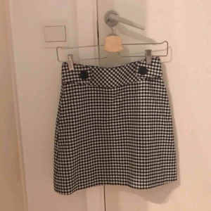  - minikjol från lindex, dragkedja på baksidan. säljs pga för liten. fraktar inte men möts upp i stockholm!