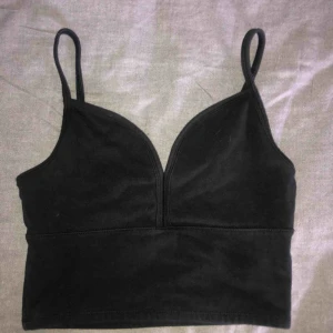  - Svart croppad topp ifrån hollister 